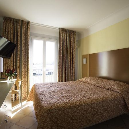 Albergo Hotel Saint-Laurent-du-Var Exterior photo