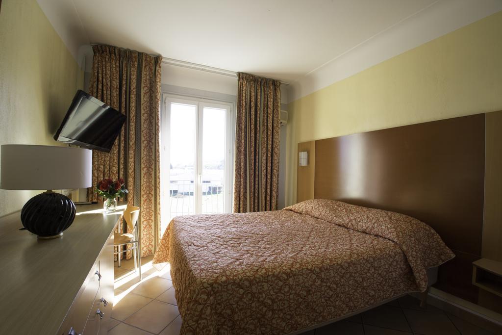 Albergo Hotel Saint-Laurent-du-Var Exterior photo